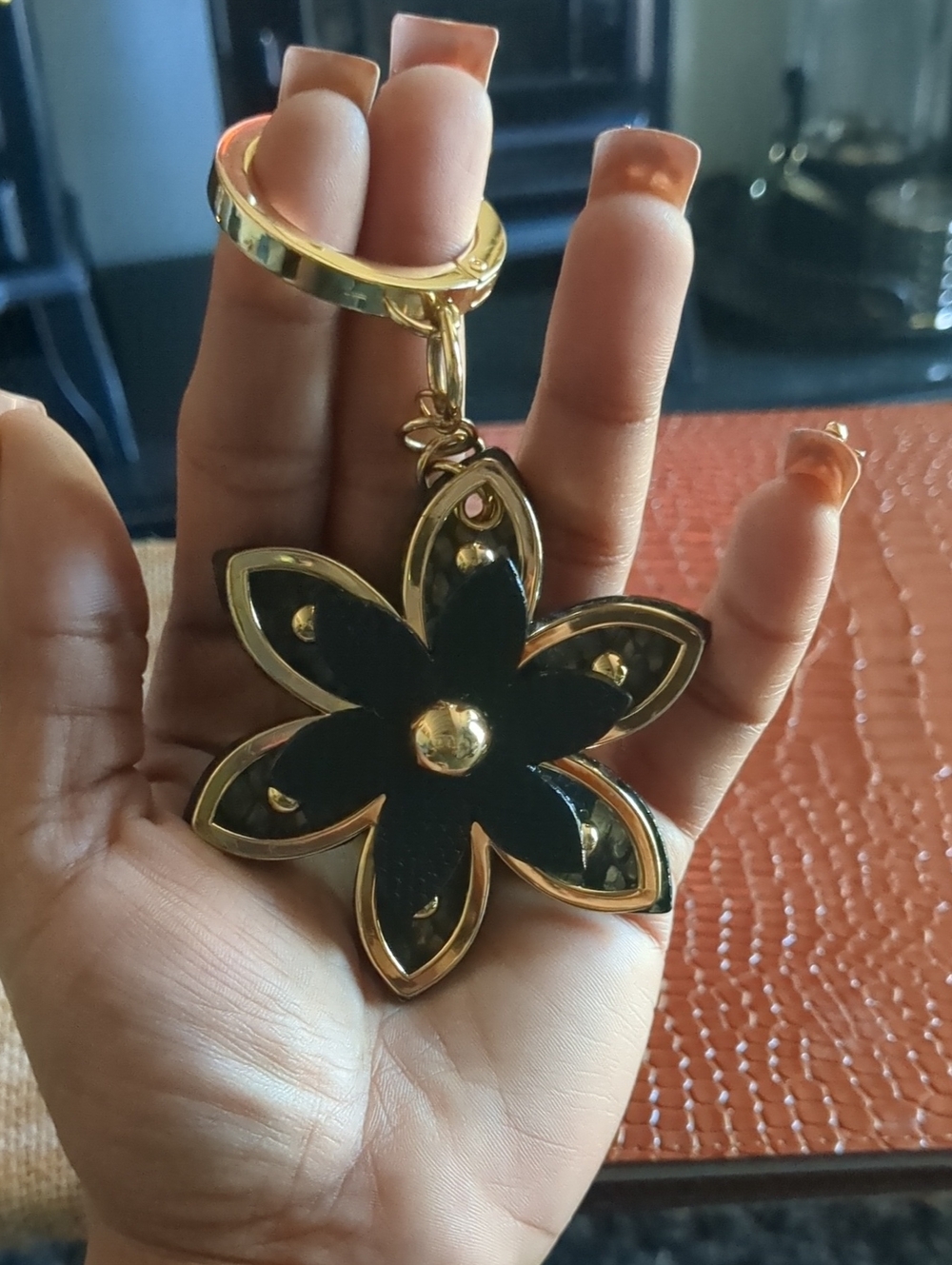 🩷Victoria's Secret Black and Gold Floral Key Charm. ⚡(Final Price)